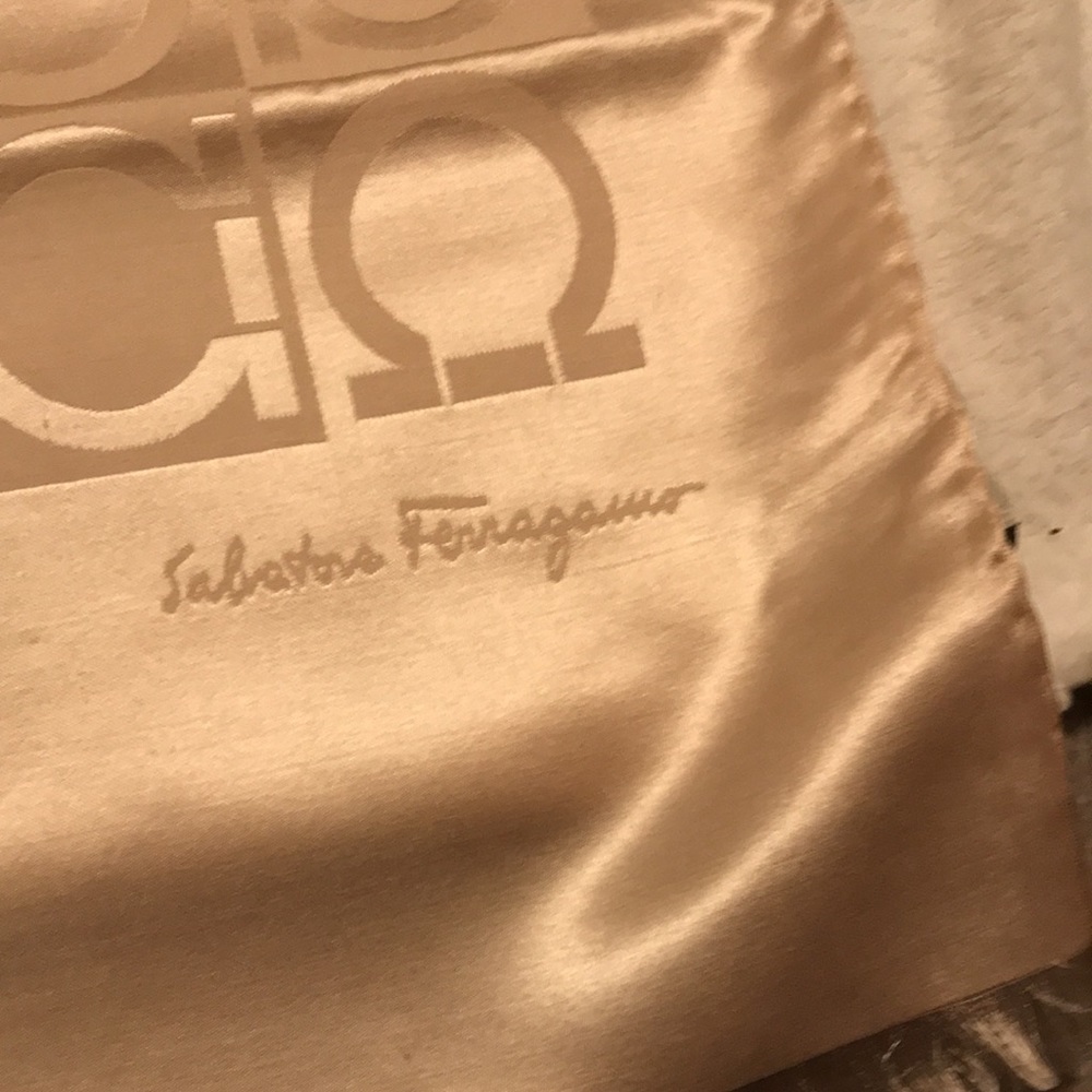 Salvadore Ferragamo scarv like new - Picture 5 of 8